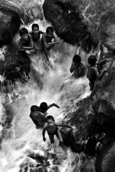 Kinder baden im Fluss