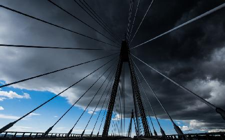 Brücke unter unruhigem Himmel