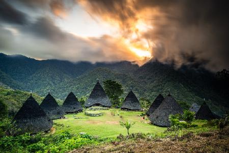 Wae Rebo,ein jahrhundertealtes Dorf in Indonesien