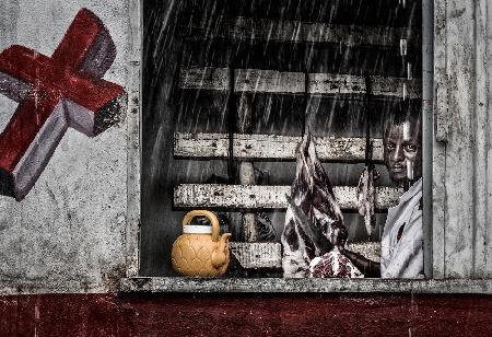 Äthiopischer Metzger an einem regnerischen Tag.