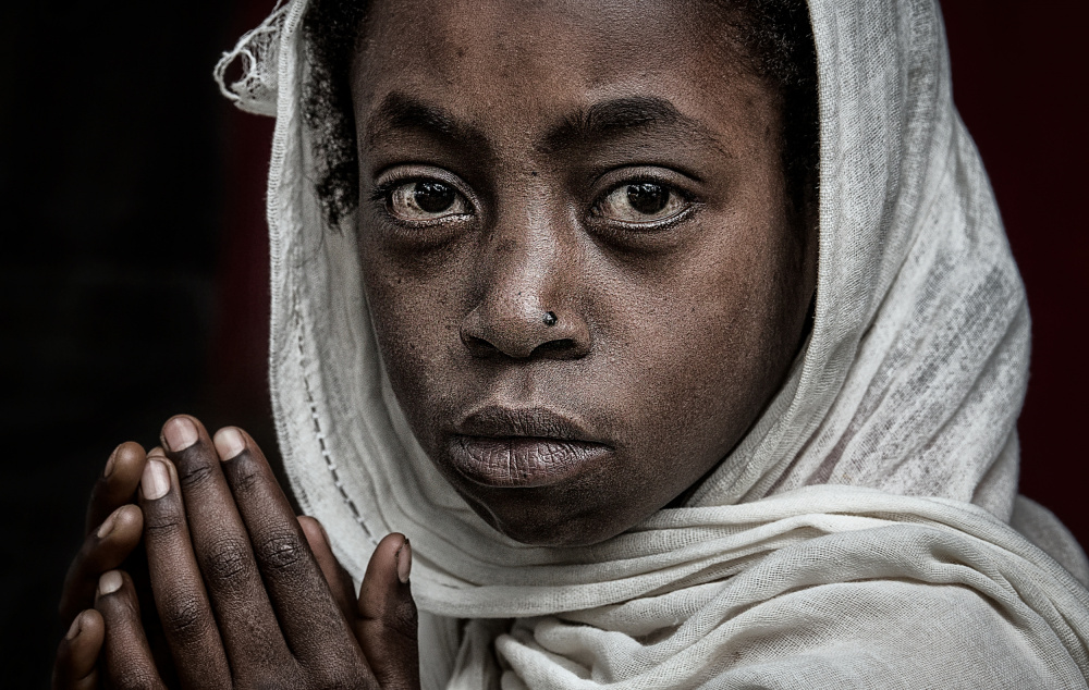 Äthiopisches Mädchen betet bei einer religiösen Zeremonie. from Joxe Inazio Kuesta Garmendia