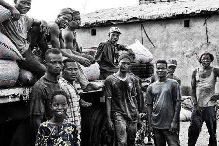 Arbeiter auf einem Markt in Benin.