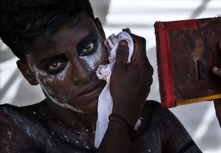 Aufräumen nach der Zeremonie von Theyyam-Kannur – Indien