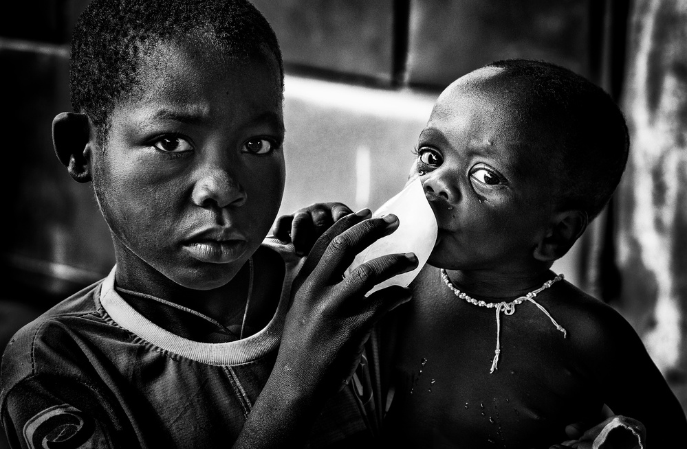 Den Durst seines Bruders mit einem gefrorenen Wasserbeutel löschen – Benin from Joxe Inazio Kuesta Garmendia