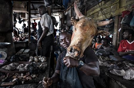 Ein Metzger mit Kuhkopf – Ghana