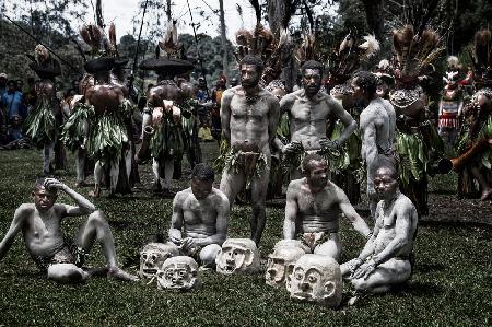 Eine Pause beim Sing-Sing-Festival – Papua-Neuguinea
