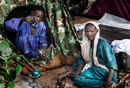 Einschenken von Tee beim Gerewol-Festival in Niger