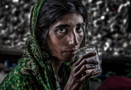 Frau aus Bangladesch isst Chai