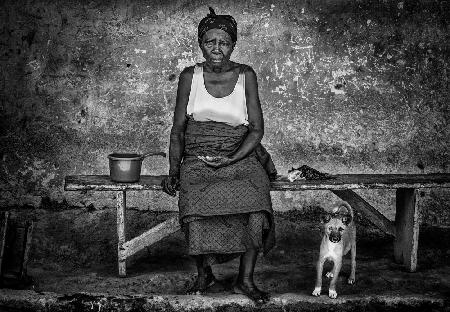 Frau mit Hund - Ghana