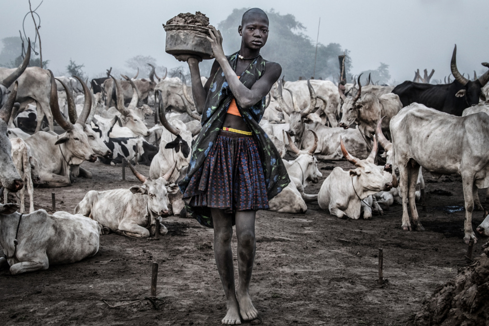 Frau trägt Mist in einem Rinderlager in Mundari – Südsudan from Joxe Inazio Kuesta Garmendia