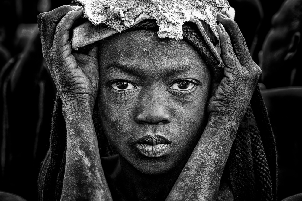 Kind des Surmi-Stammes mit einem Tierknochen im Kopf. from Joxe Inazio Kuesta Garmendia