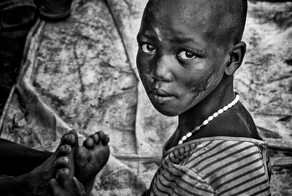 Mädchen aus dem Larim-Stamm massiert Füße – Südsudan from Joxe Inazio Kuesta Garmendia