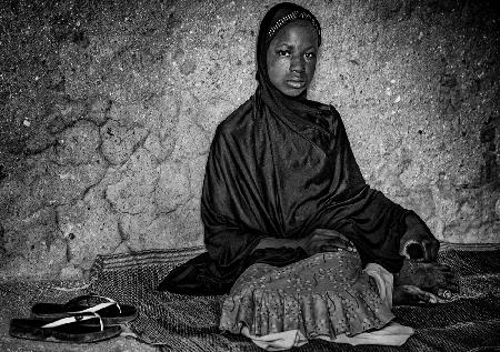 Mädchen bei sich zu Hause – Niger