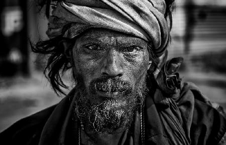 Mann im Kumbh Mela in Prayagraj - Indien