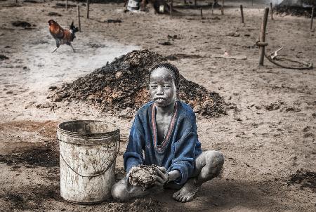 Mundari-Kind sammelt Mist – Südsudan
