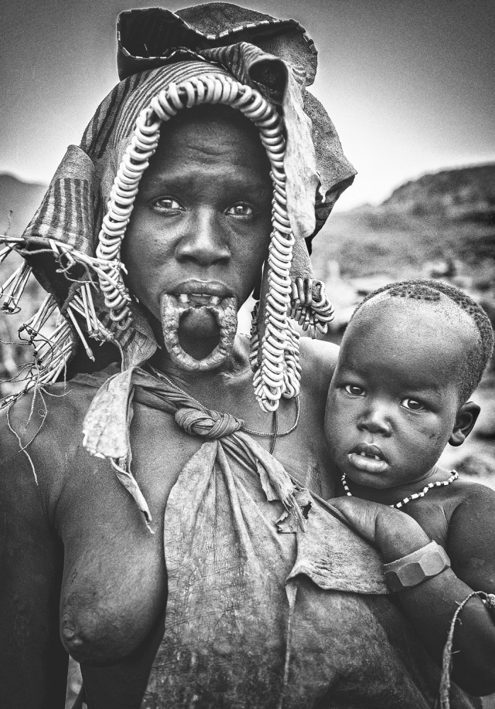 Mursi-Frau mit ihrem Kind (Omo-Tal - Äthiopien) from Joxe Inazio Kuesta Garmendia
