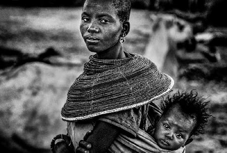 Mutter des Samburu-Stammes und ihr Kind – Kenia