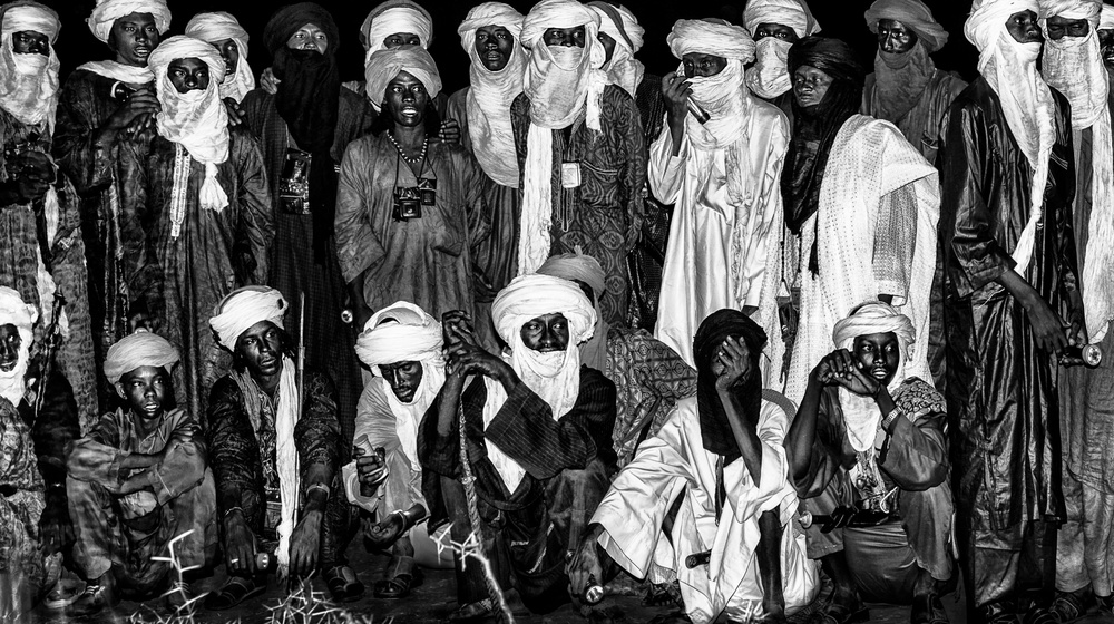 Nachts,in der Hitze eines Lagerfeuers beim Gerewol-Festival – Niger from Joxe Inazio Kuesta Garmendia