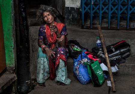 Obdachlose Frau auf den Straßen von Bangladesch