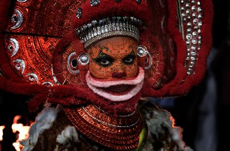 Performer der Theyyam-Zeremonie – Kannur – Indien