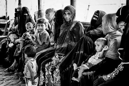 Rohingya-Flüchtlinge warten in einem medizinischen Lager in Bangladesch darauf,an die Reihe zu komme
