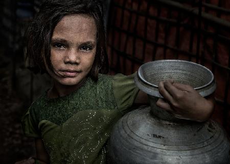 Rohingya-Flüchtlingsmädchen mit einem Krug Wasser – Bangladesch