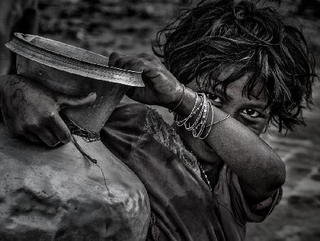 Rohingya-Flüchtlingsmädchen trägt einen Krug Wasser – Bangladesch