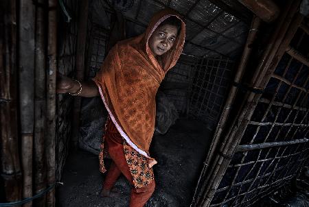 Rohingya-Frau zeigt ihr Haus voller Schlamm im Regen – Bangladesch