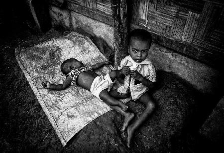 Rohingya-Junge kümmert sich um seinen Bruder – Bangladesch