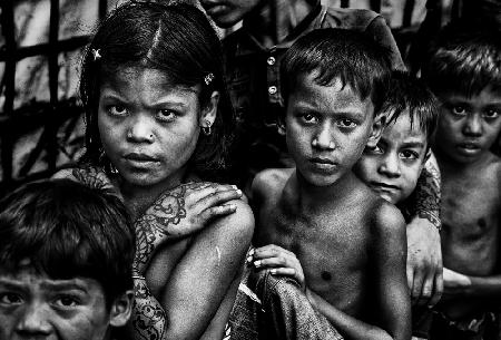 Rohingya-Kinder stehen Schlange,um Süßigkeiten zu erhalten – Bangladesch