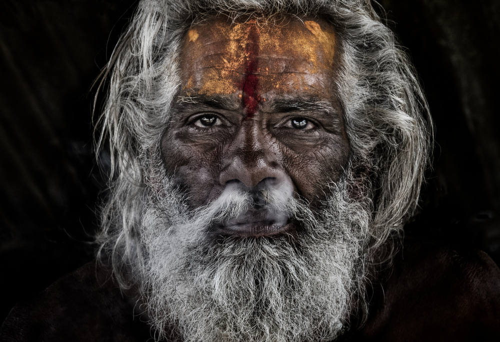 Sadhu stößt den Rauch durch die Nase aus – Prayagraj – Indien from Joxe Inazio Kuesta Garmendia