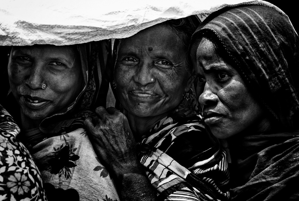 Schlange stehen,um etwas Reis zu erhalten – III – Bangladesch from Joxe Inazio Kuesta Garmendia