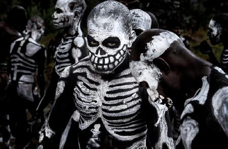 Skelettmänner beim Sing-Sing-Festival Mt. Hagen – Papua-Neuguinea