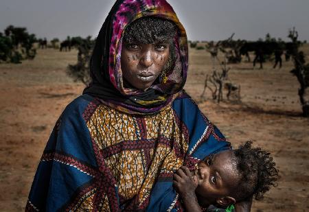 Stillen ihres Kindes beim Gerewol-Festival – Niger