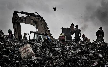 Suche nach Waren auf einer Mülldeponie in Dakha – Bangladesch
