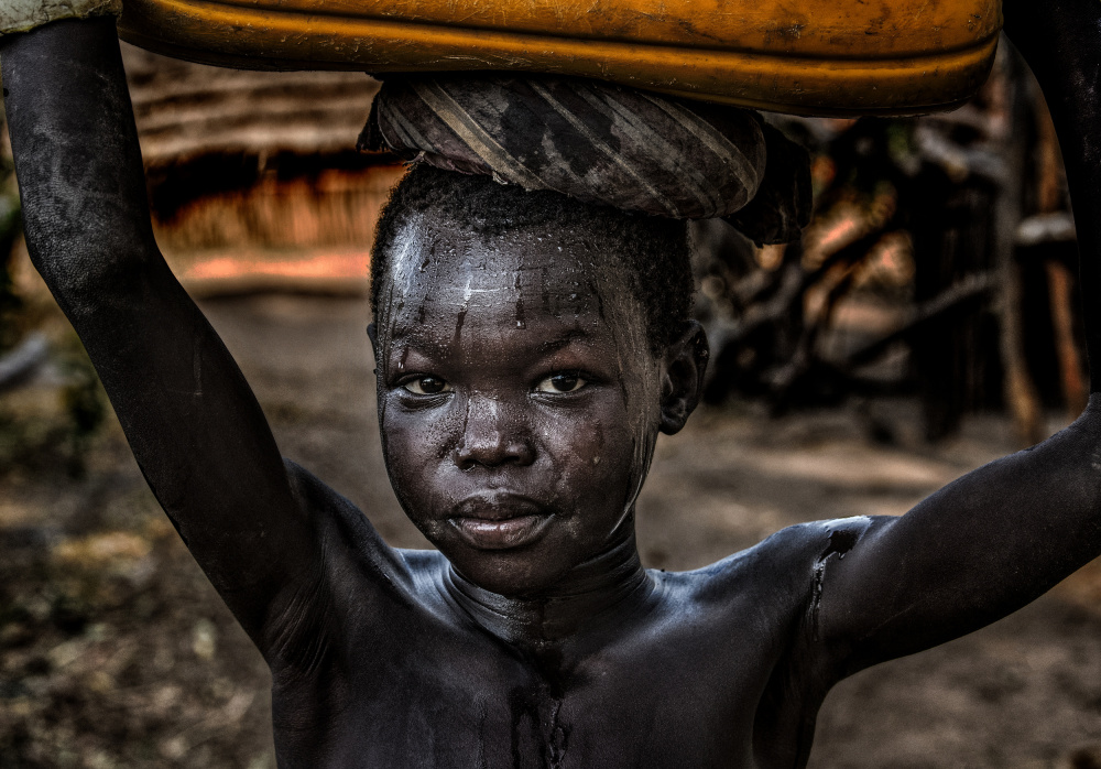 Südsudanesisches Kind,das einen Wasserbehälter trägt from Joxe Inazio Kuesta Garmendia