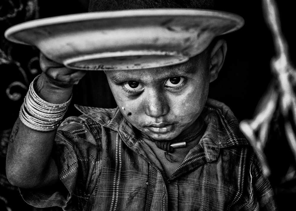 Trauriges Rohingya-Flüchtlingskind zeigt mir seinen leeren Teller mit Essen. from Joxe Inazio Kuesta Garmendia