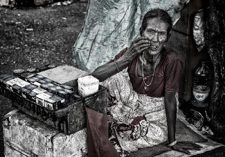Verkauf von Zigaretten auf den Straßen von Bangladesch
