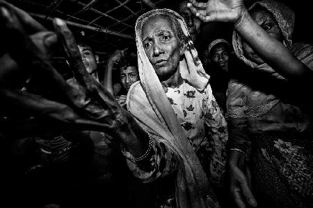 Verteilen von Kleidung und Geld unter den Rohingyas-VI