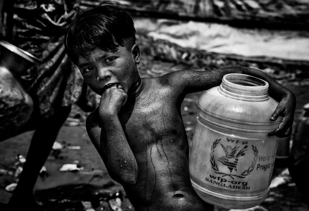 Wasserholen in einem Rohingya-Flüchtlingslager – Bangladesch from Joxe Inazio Kuesta Garmendia
