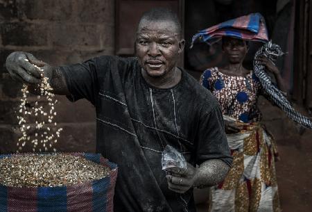 Zeigt die Maiskörner auf einem Markt in Benin.