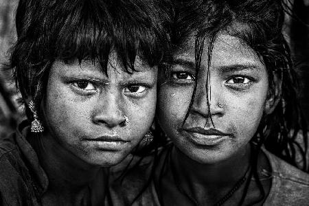 Zwei indische Mädchen im Kumbh Mela in Prayagraj - Indien