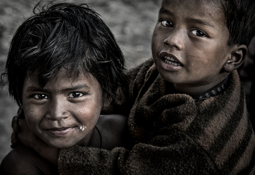 Zwei Kinder im Kumbh Mela -Prayagraj - Indien from Joxe Inazio Kuesta Garmendia