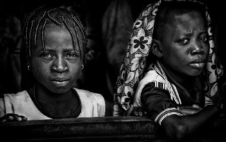 Zwei Mädchen in der Schule – Benin