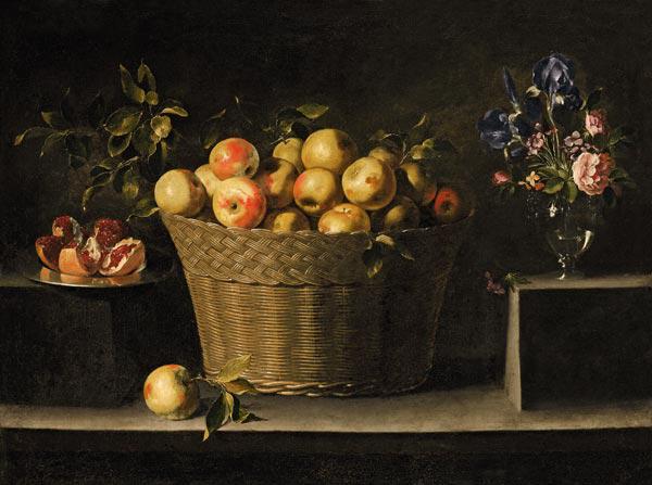 Äpfel in einem Weidenkorb, ein Granatapfel auf einem Silberteller und ein Blumenstrauß in einer Glas