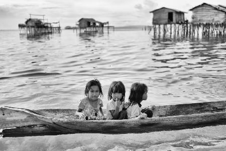 Drei Mädchen in einem Kanu