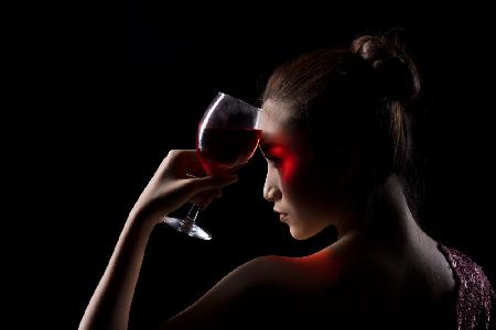 Eine Dame mit Rotwein