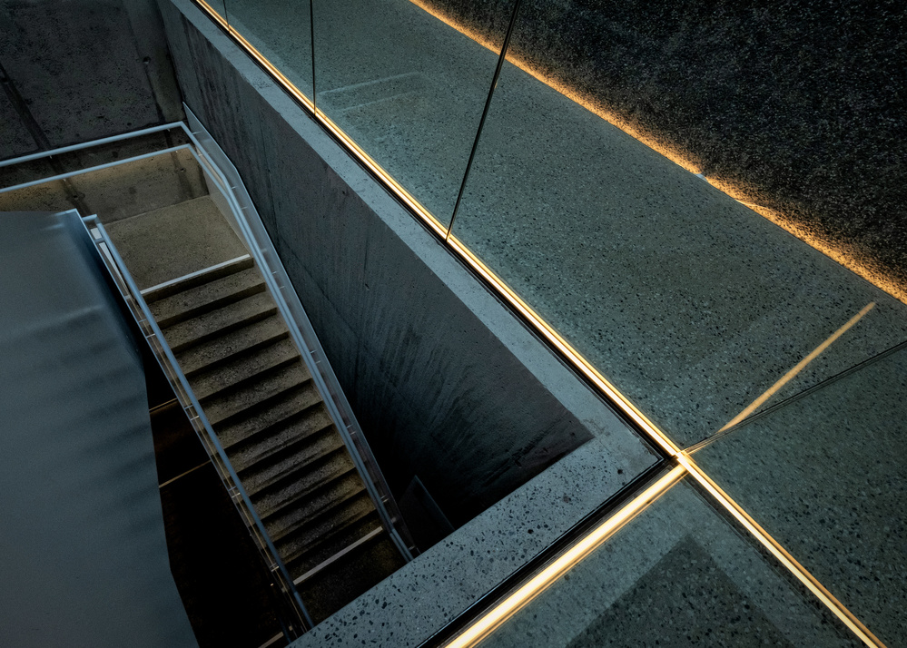 warmes Licht in einer kalten Treppe from Lus Joosten