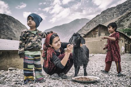 Kinder und eine Ziege im Dorf Padrud