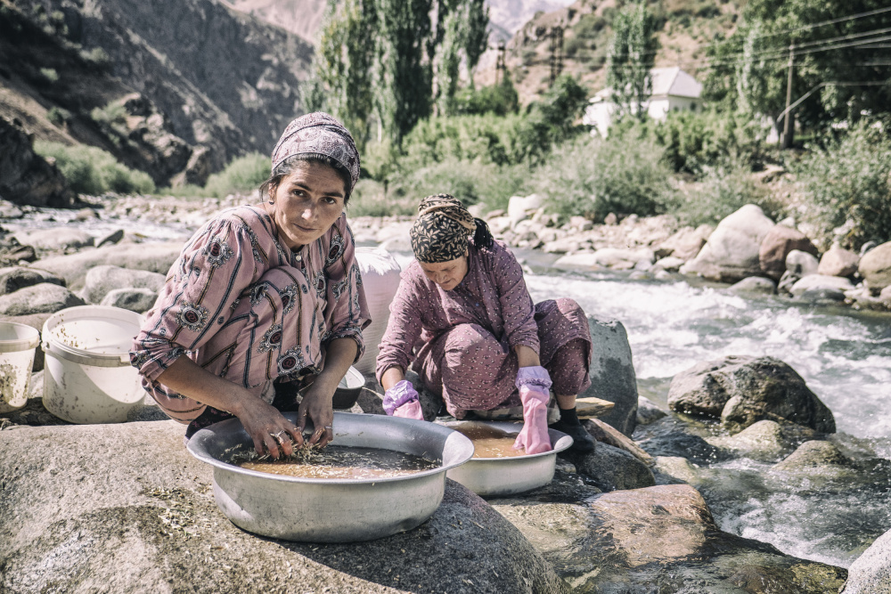 Tadschikische Frauen waschen Getreide from Marcel Rebro